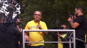 O pastor Silas Malafaia discursa durante manifestação na avenida Paulista, em São Paulo, pela anistia a condenados no 8 de Janeiro