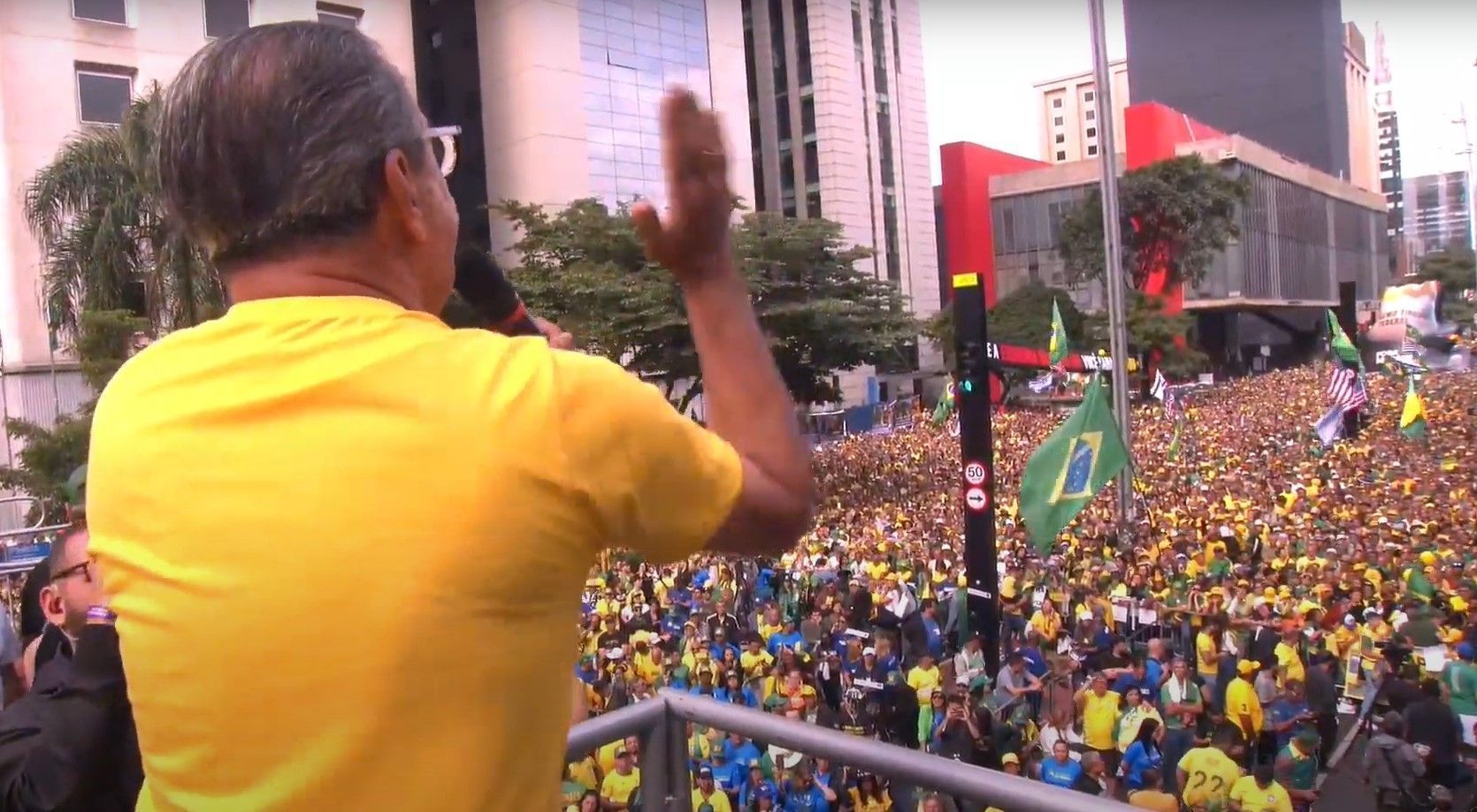 O pastor Silas Malafaia discursa durante manifestação na avenida Paulista, em São Paulo, pela anistia a condenados no 8 de Janeiro