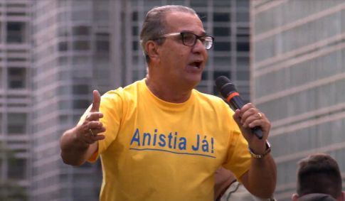 O pastor Silas Malafaia discursa durante manifestação na avenida Paulista, em São Paulo, pela anistia a condenados no 8 de Janeiro