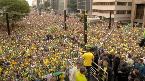 O pastor Silas Malafaia discursa durante manifestação na avenida Paulista, em São Paulo, pela anistia a condenados no 8 de Janeiro