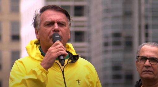 Observado pelo pastor Silas Malafaia, o ex-presidente Jair Bolsonaro (PL) discursa durante ato pela anistia na avenida Paulista, em São Paulo