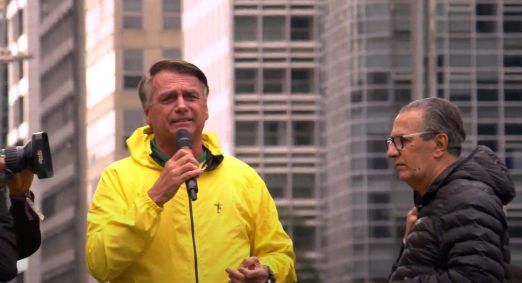 Observado pelo pastor Silas Malafaia, o ex-presidente Jair Bolsonaro (PL) discursa durante ato pela anistia na avenida Paulista, em São Paulo