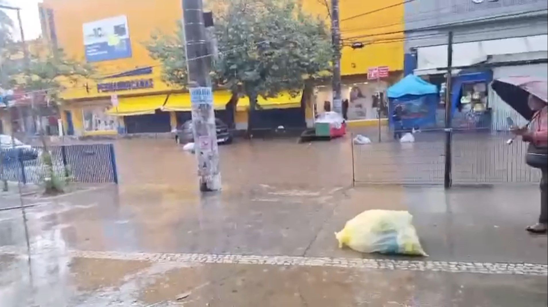 Avenida alagada em Diadema, na Grande São Paulo