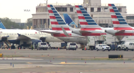 Aviões no Aeroporto Nacional Ronald Reagan de Washington, nos Estados Unidos, em 10 de abril de 2025.