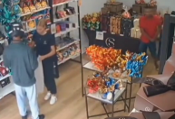 Vídeo: Homens entram em loja e roubam ovos de Páscoa na Bahia