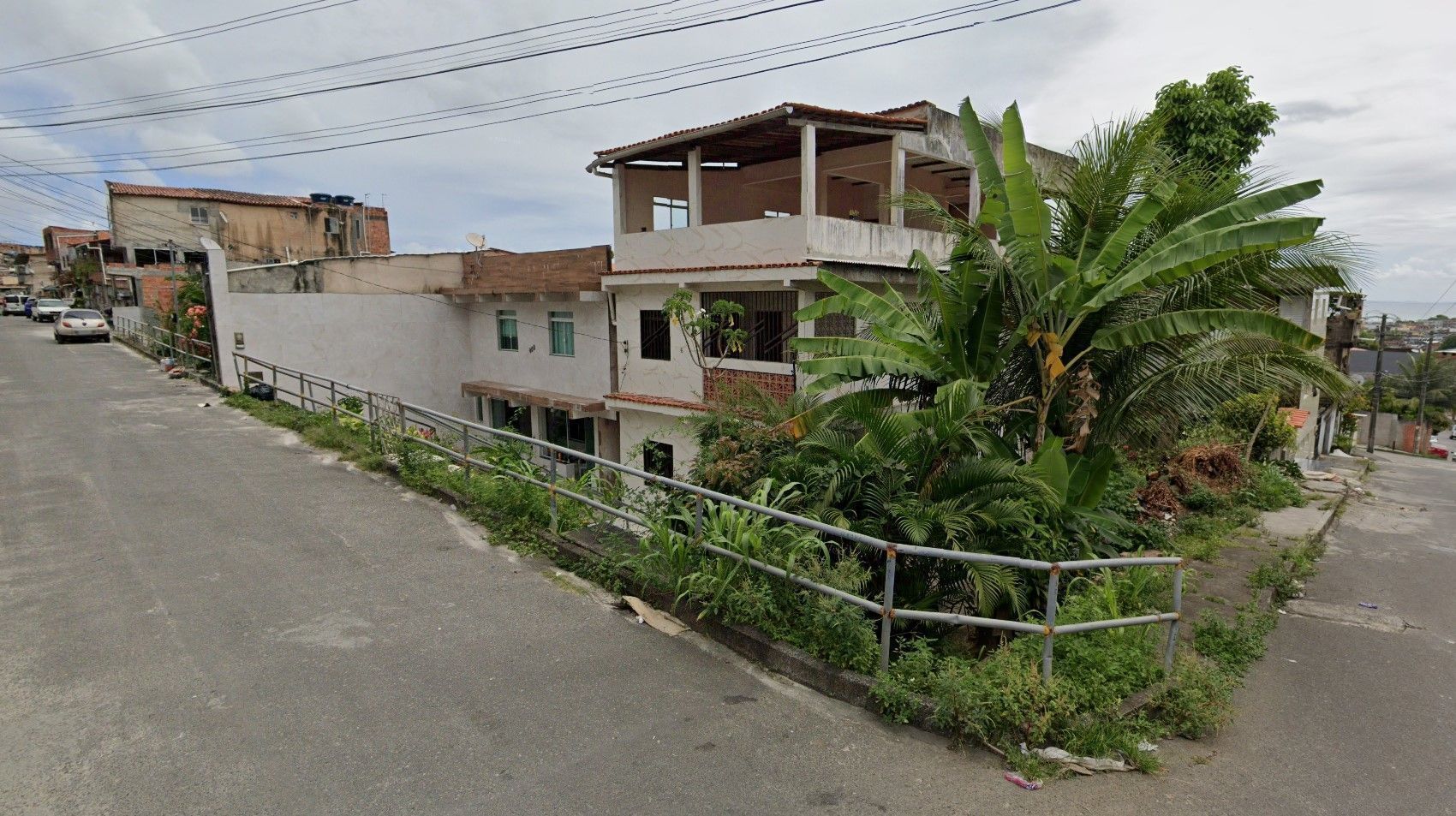 Via sem calçada na periferia de Salvador (BA)
