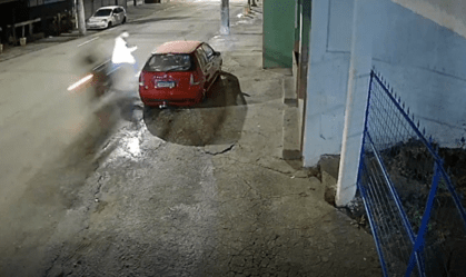 Vídeo: Motociclista sem habilitação mata homem atropelado no RJ
