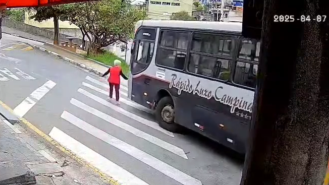 Idosa tem pernas amputadas após ser atropelada por ônibus em SP