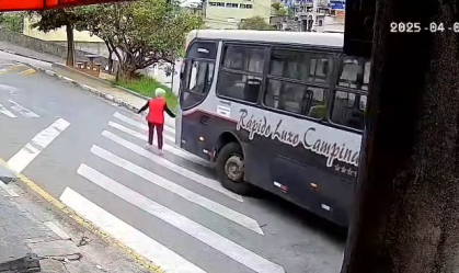Vídeo: Idosa tem pernas amputadas após ser atropelada por ônibus em SP