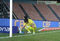 Herói do Cruzeiro diante do Vasco, Cássio chora de emoção após vitória