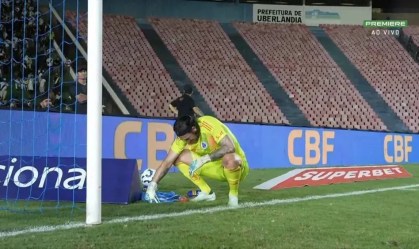 Herói do Cruzeiro diante do Vasco, Cássio chora de emoção após vitória
