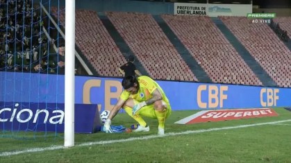 Cássio chorando após grande atuação contra o Vasco