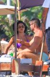 Cauã Reymond e Bella Campos filmam cena de &quot;Vale Tudo&quot; na praia