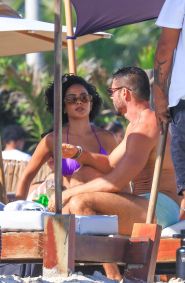 Cauã Reymond e Bella Campos filmam cena de &quot;Vale Tudo&quot; na praia