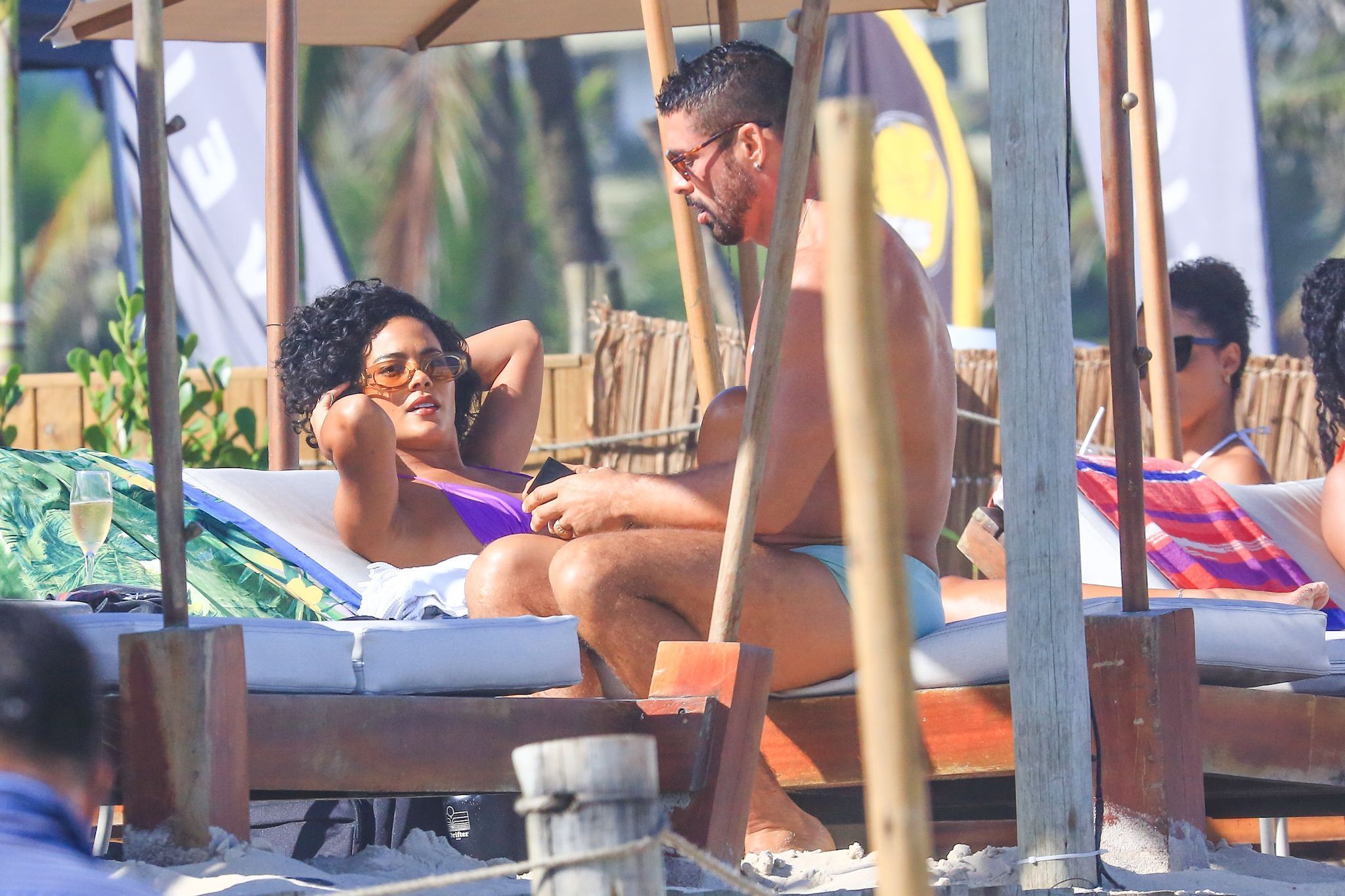 Cauã Reymond e Bella Campos filmam cena de "Vale Tudo" na praia