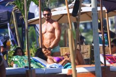 Cauã Reymond e Bella Campos filmam cena de &quot;Vale Tudo&quot; na praia