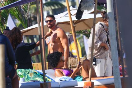 Cauã Reymond e Bella Campos filmam cena de &quot;Vale Tudo&quot; na praia