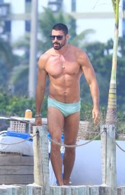 Cauã Reymond grava de sunga cena de &quot;Vale Tudo&quot;