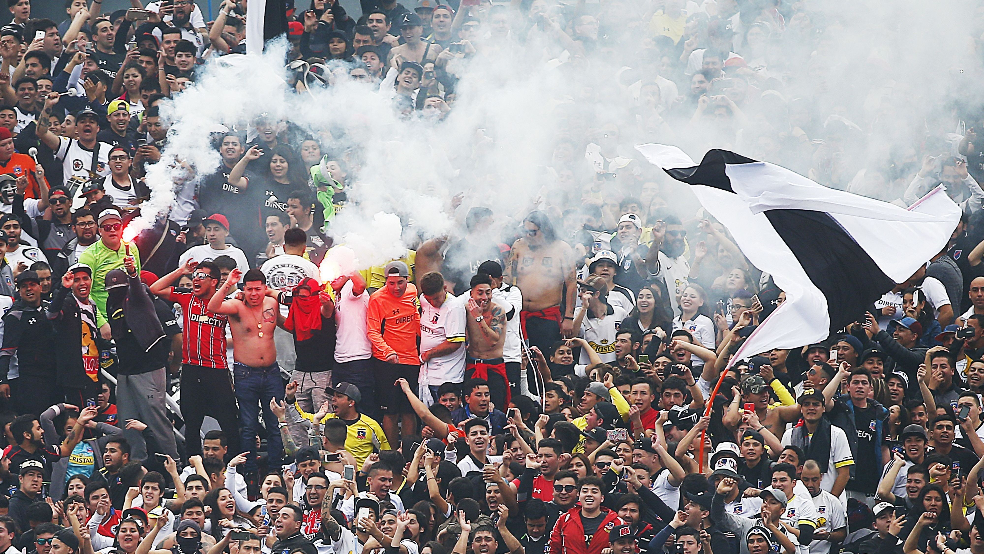 Torcedores do Colo-Colo em clássico contra a Universidad de Chile