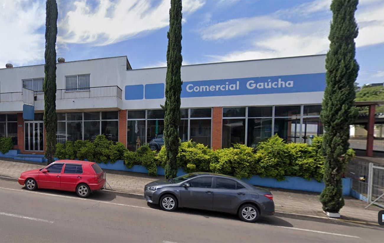Concessionária Comercial Gaúcha em 2017: repare nos carros antigos expostos na vitrine • Reprodução/Google Maps