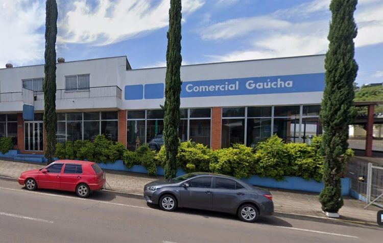 Concessionária Comercial Gaúcha em 2017: repare nos carros antigos expostos na vitrine • Reprodução/Google Maps