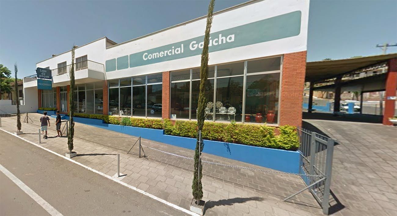 Comercial Gaúcha Volkswagen registrada pelo Google Street View em 2011: carros antigos intactos na vitrine