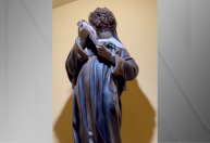 Vídeo: enxame de abelhas cobre rosto de santa em igreja do interior de SP