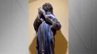 Vídeo: enxame de abelhas cobre rosto de santa em igreja do interior de SP
