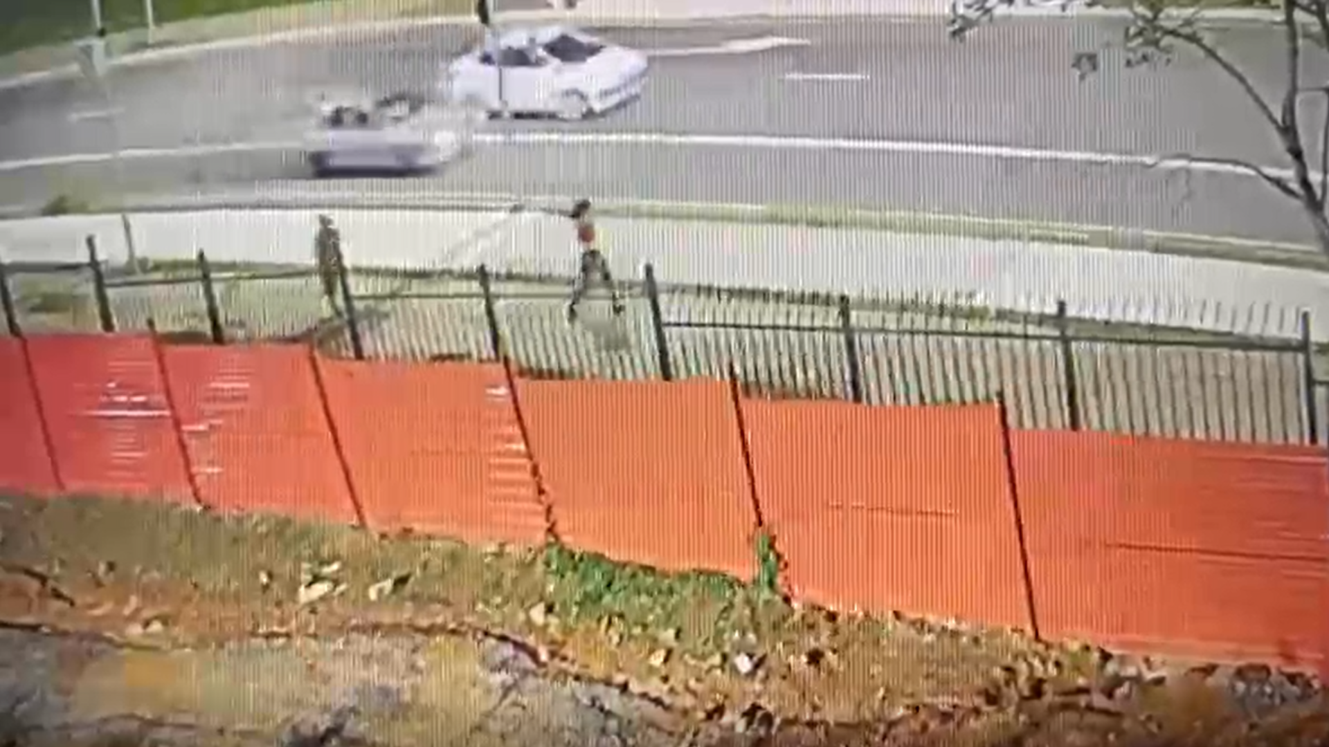 Imagem mostra jovem que desapareceu após deixar estação de metrô da Zona Leste sendo seguida