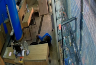 Vídeo: homem entra em ótica rastejando e tenta roubar óculos de vitrine