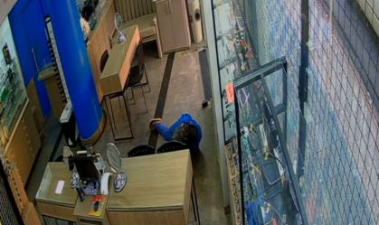 Vídeo: homem entra em ótica rastejando e tenta roubar óculos de vitrine