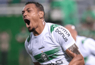 Coritiba supera Chapecoense e mantém 100% na Série B