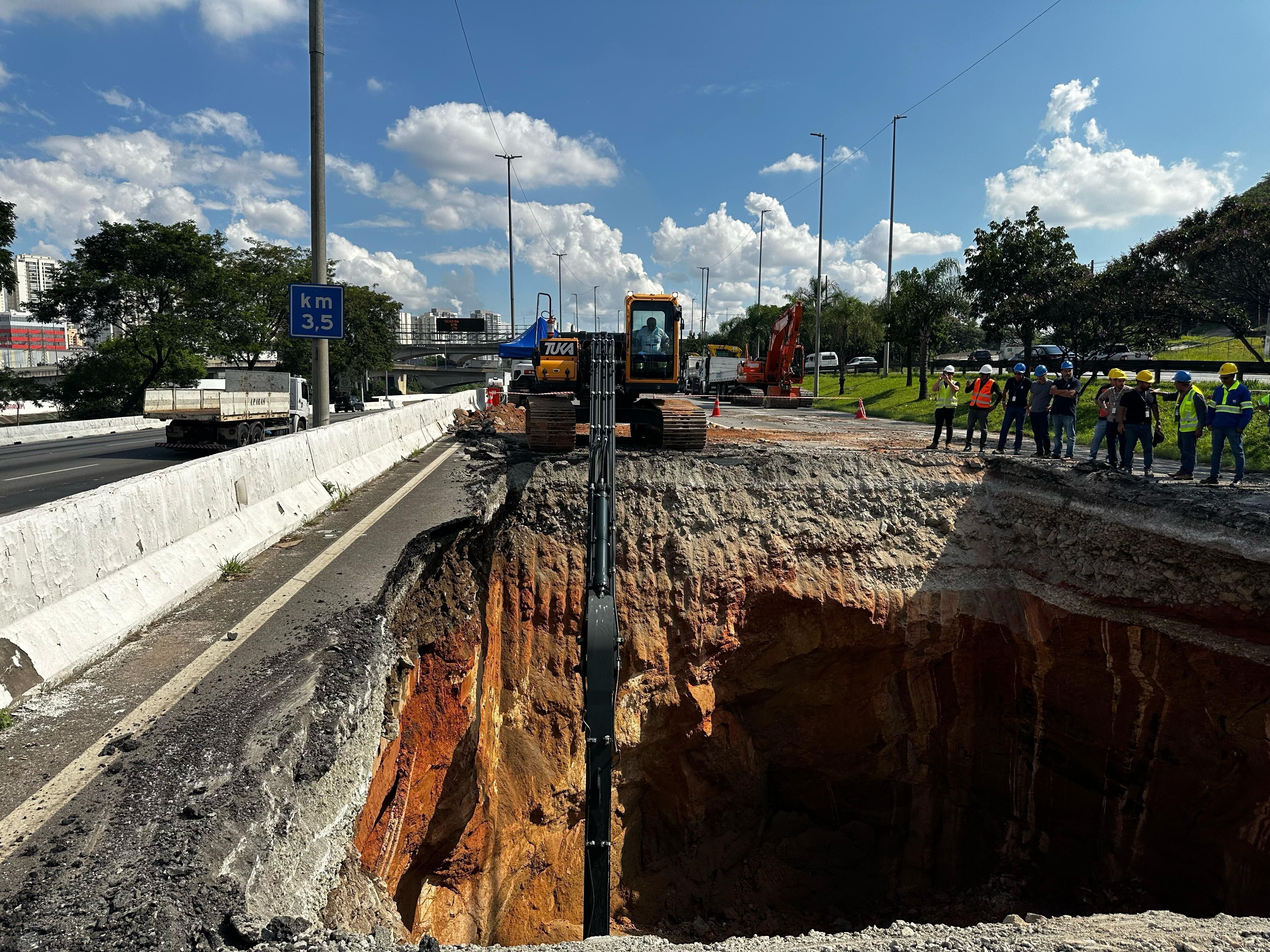 Cratera na Marginal Tietê