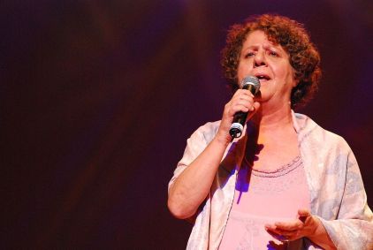 Cristina Buarque singing