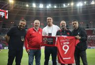 Leandro Damião é homenageado no Beira-Rio antes de Inter x Nacional