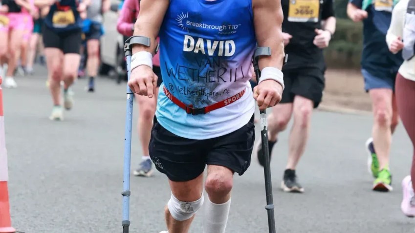 David Wetherill quer se tornar a pessoa mais rápida a completar uma maratona usando muletas • Cortesia de David Wetherill