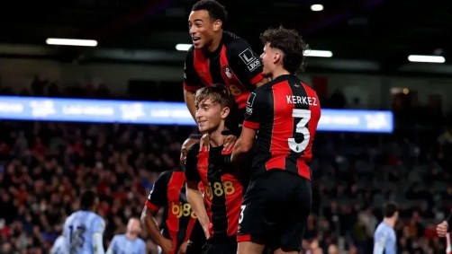 Dean Huijsen, ao centro, é festejado pelos companheiros do Bournemouth, da Inglaterra