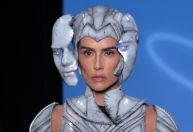 Deborah Secco atravessa passarela da SPFW com look futurista