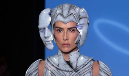 Deborah Secco atravessa passarela da SPFW com look futurista