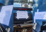 Alarme de carro toca noite toda, vizinhos "surtam" e colam cartaz no vidro