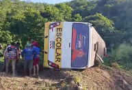 Ônibus escolar tomba e deixa 2 mortos e vários feridos na Paraíba