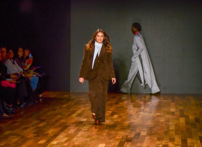 Dira Paes no desfile da Normando na SPFW • Edu/Araujo Agnews
