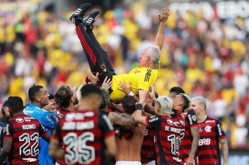 Dorival Júnior é erguido por jogadores do Flamengo após conquista da Libertadores • Divulgação/Flamengo