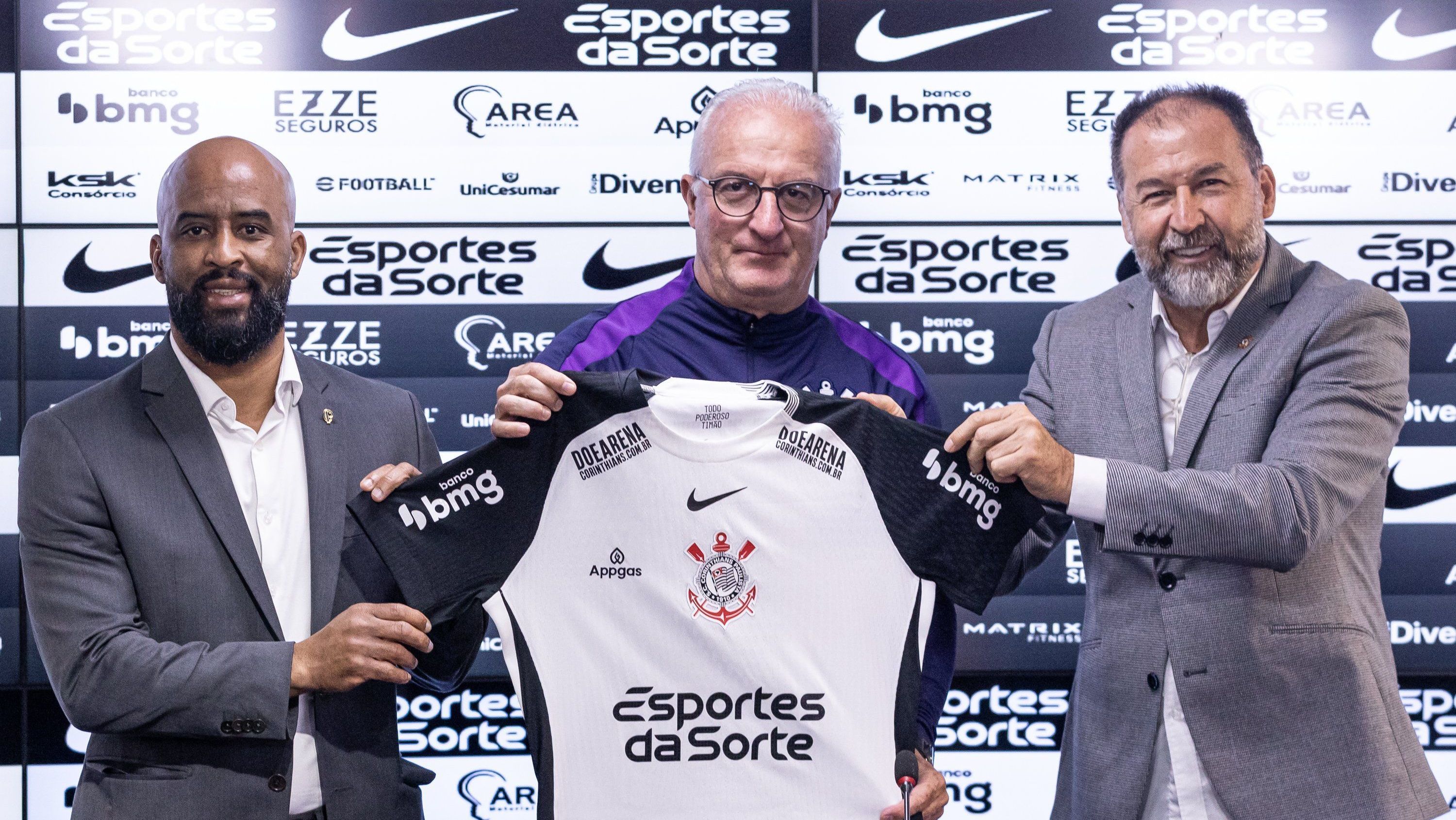 Dorival Júnior é apresentado pelo Corinthians