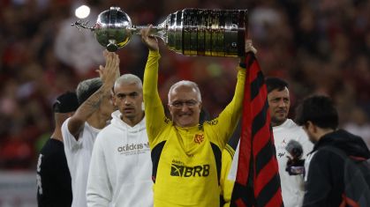 Dorival Júnior levanta o troféu da Libertadores