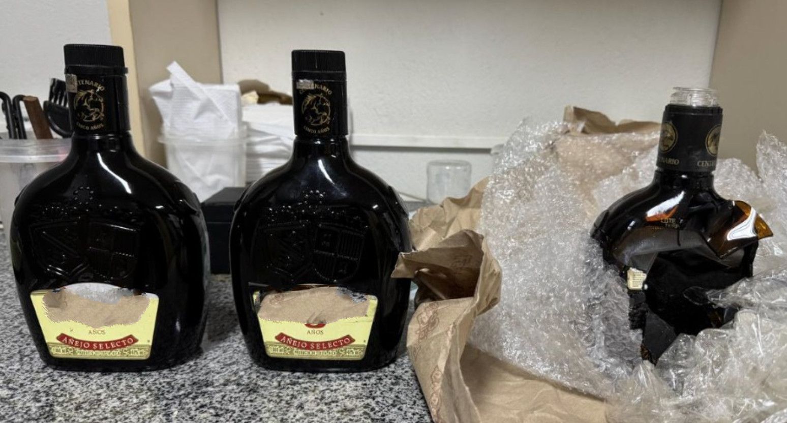 Droga foi encontrada escondida em garrafas de rum