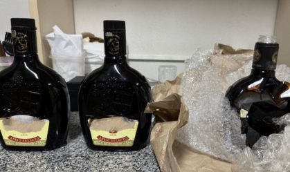 Droga foi encontrada escondida em garrafas de rum