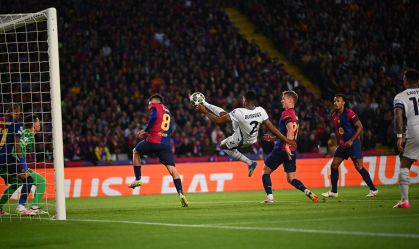 Dumfries marca golaço para a Inter contra o Barcelona na Champions