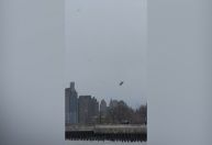 Vídeo: Veja momento em que helicóptero cai no Rio Hudson, em Nova York