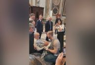 Papa Francisco faz aparição surpresa na Basílica de São Pedro, no Vaticano